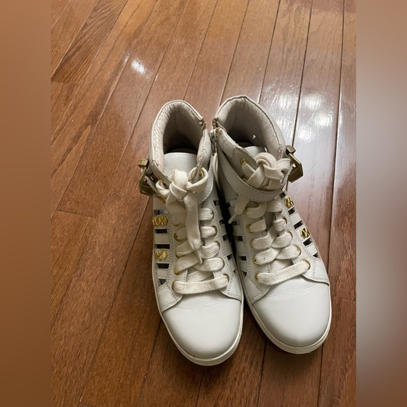 White sneakers with studs and decorative metal detailing. - Picture 7 of 7